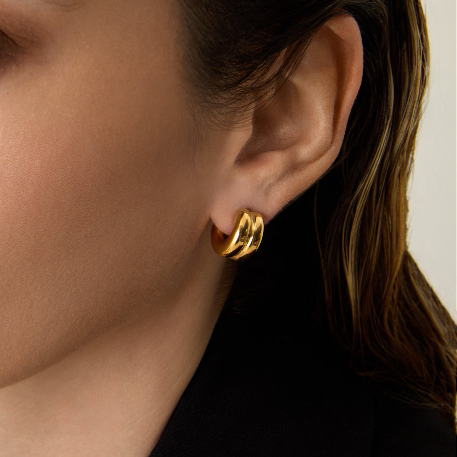 Brincos Curvados Mini Banhados em Ouro 18k