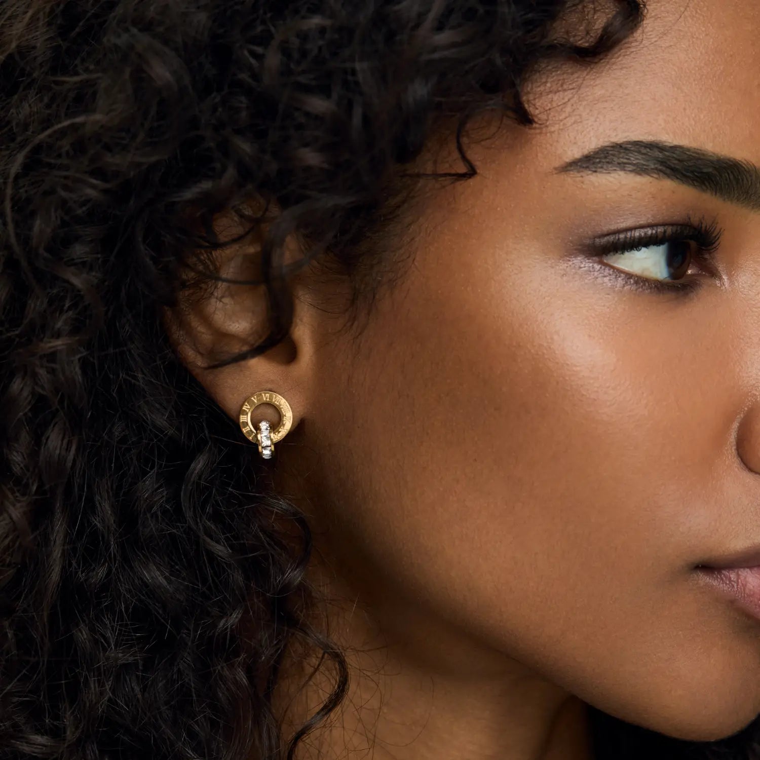 Brincos de Argola Romano com Anéis Cruzados Banhados em Ouro 18k