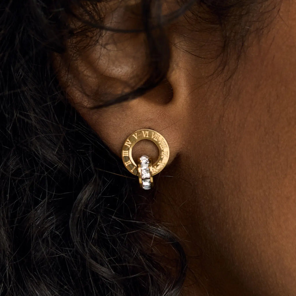 Brincos de Argola Romano com Anéis Cruzados Banhados em Ouro 18k