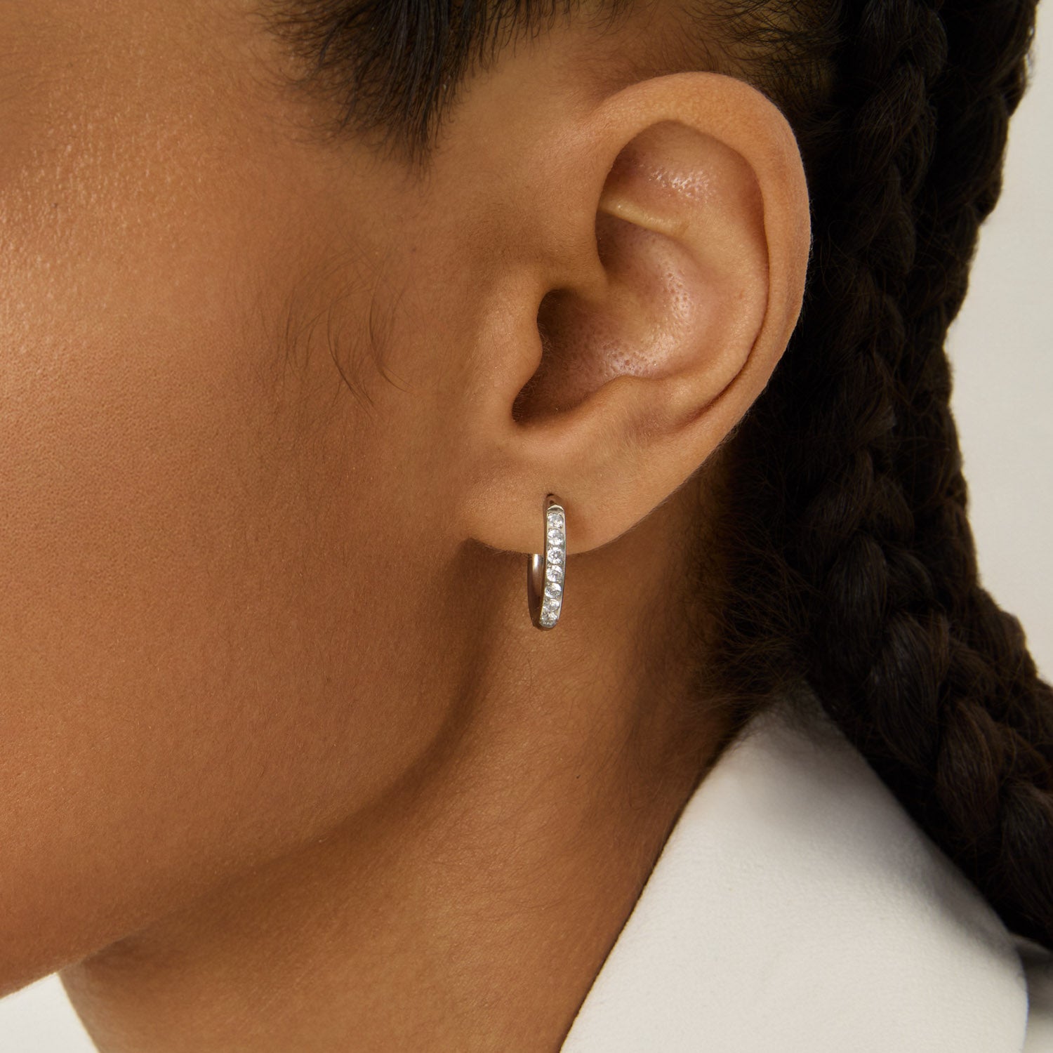 Brincos de Argola com Pedras Brilhantes 12MM Banhados em Prata