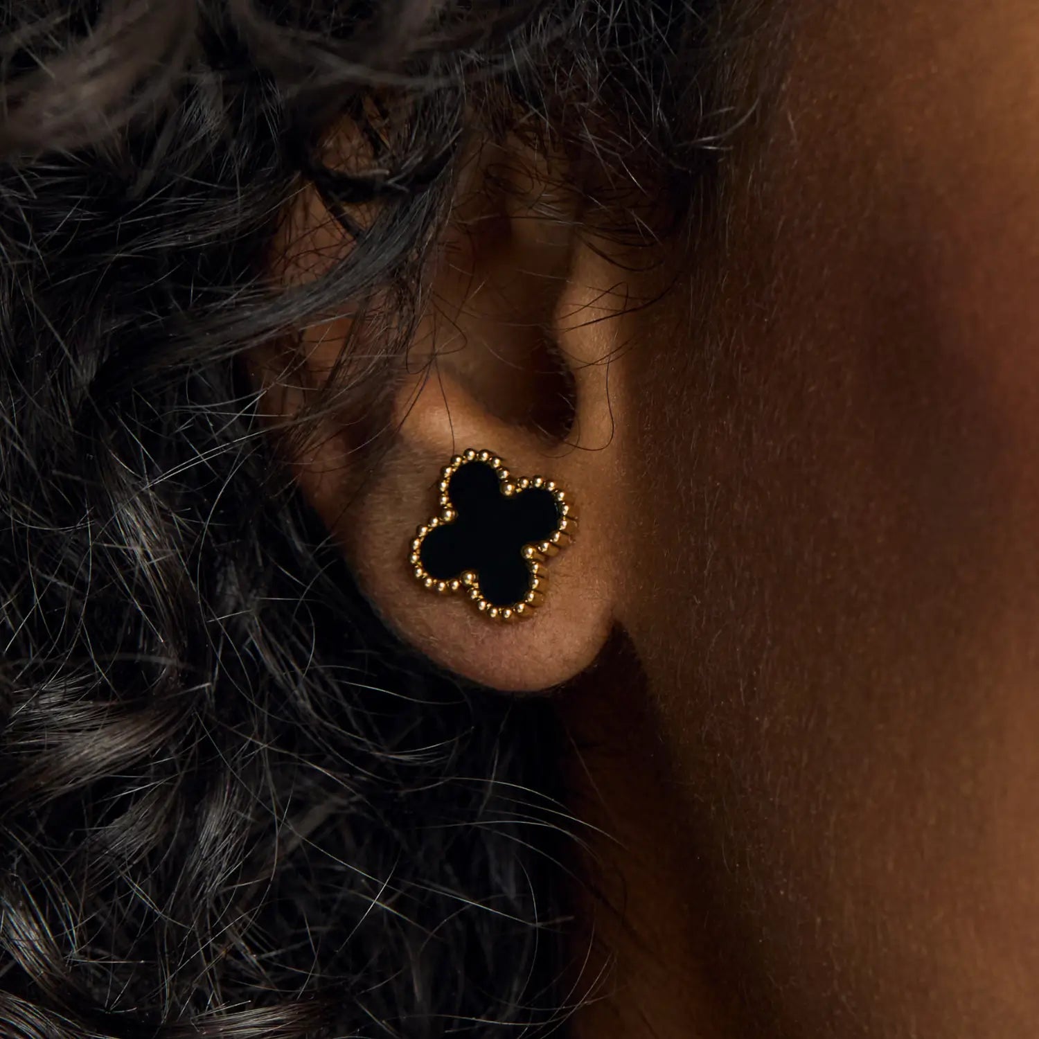 Brincos de Trevo Preto Banhados em Ouro 18k