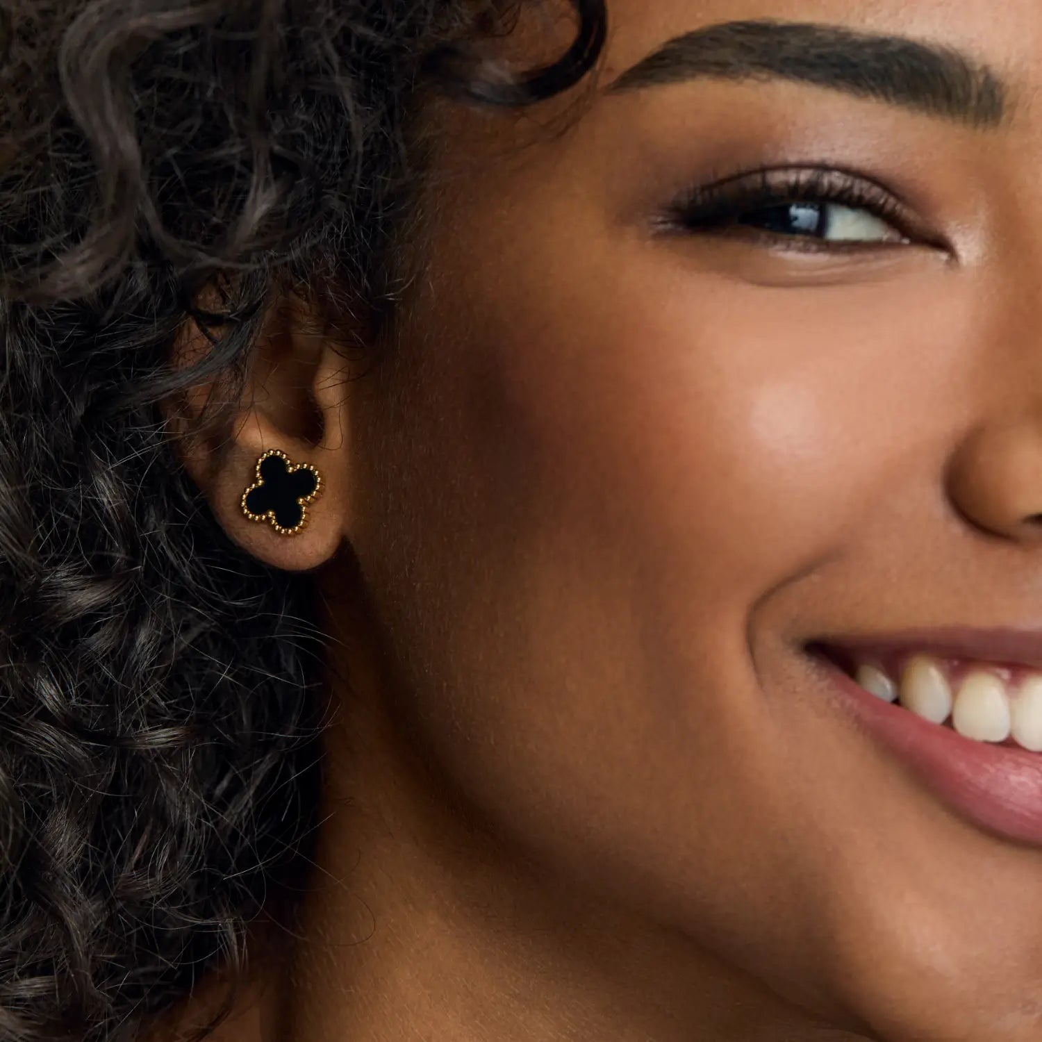 Brincos de Trevo Preto Banhados em Ouro 18k