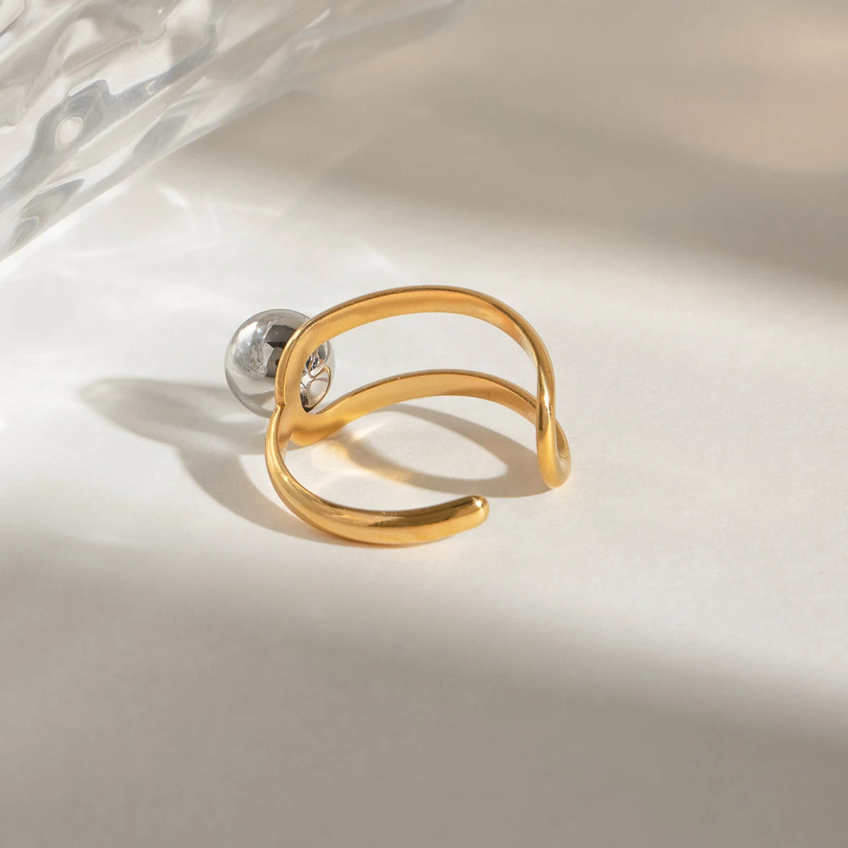 Anel Minimalista Banhado a Ouro 18K com Detalhe em Esfera Prateada