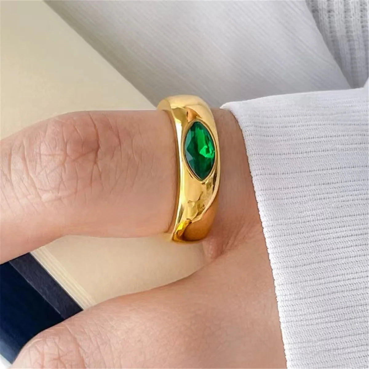 Anel Vintage Banhado a Ouro 18K com Pedras Coloridas – Design Retrô em Aço Inoxidável