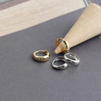 Brincos Huggies Clássicos em Prata 925 com Banho de Ouro – Luxo Minimalista