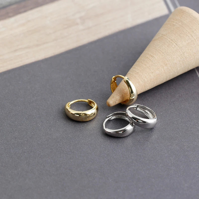 Brincos Huggies Clássicos em Prata 925 com Banho de Ouro – Luxo Minimalista