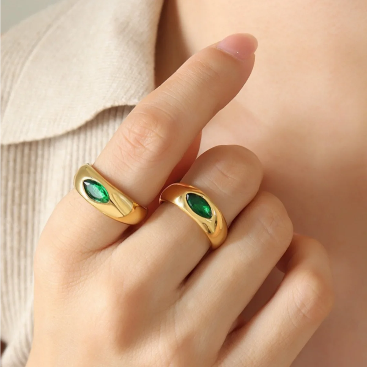 Anel Vintage Banhado a Ouro 18K com Pedras Coloridas – Design Retrô em Aço Inoxidável