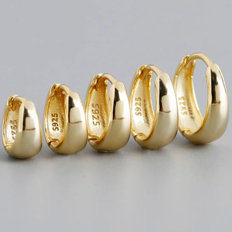 Brincos Huggies Clássicos em Prata 925 com Banho de Ouro – Luxo Minimalista