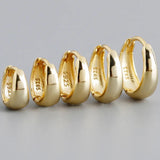 Brincos Huggies Clássicos em Prata 925 com Banho de Ouro – Luxo Minimalista