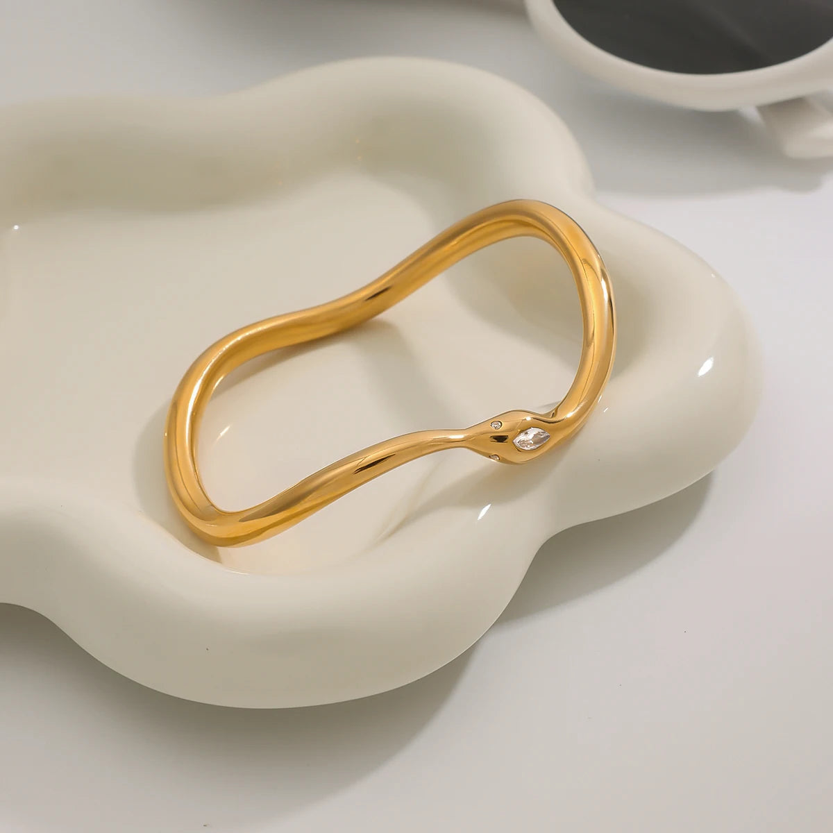 Pulseira Minimalista Espírito Cobra com Zircônia Branca Uworld – Aço Inoxidável Banhado a Ouro 18K