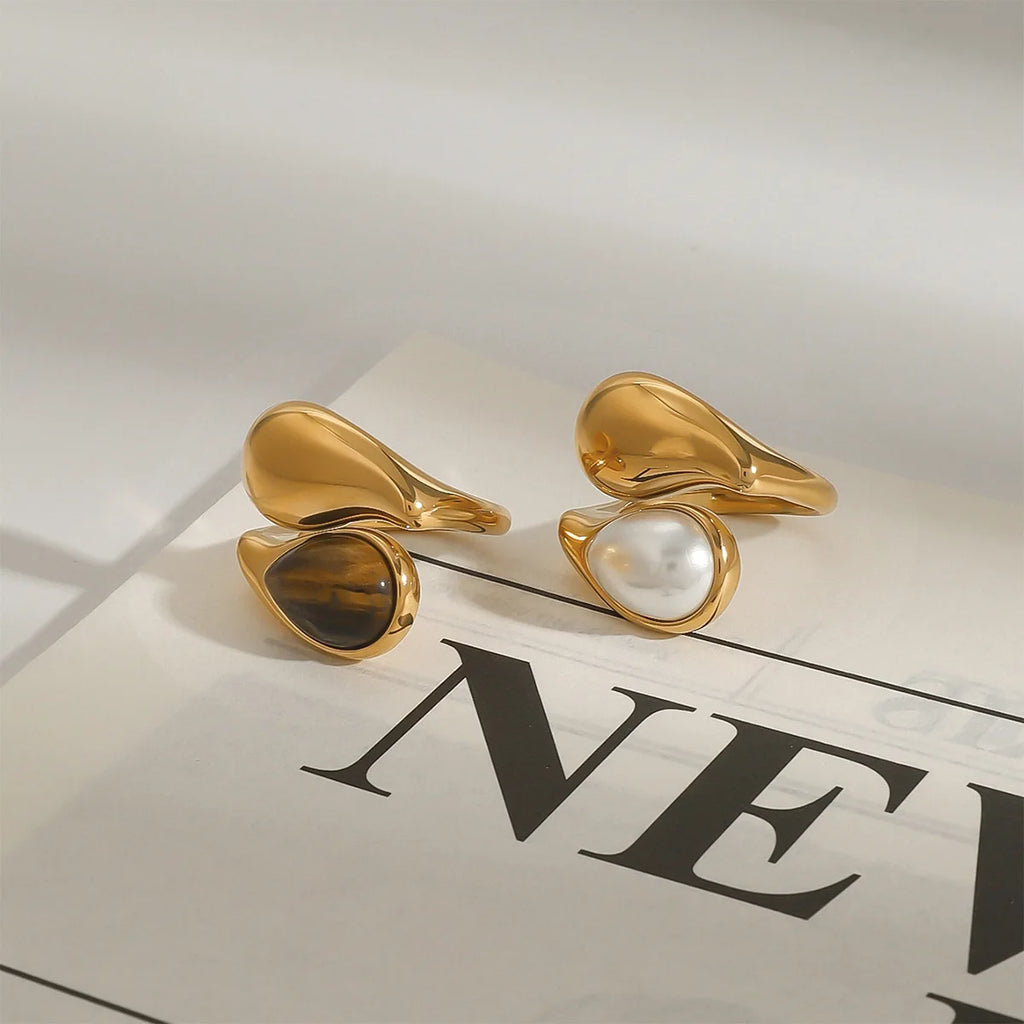 Anel Ajustável Dourado com Pérola Natural e Pedra Olho de Tigre – Banhado a Ouro 18K
