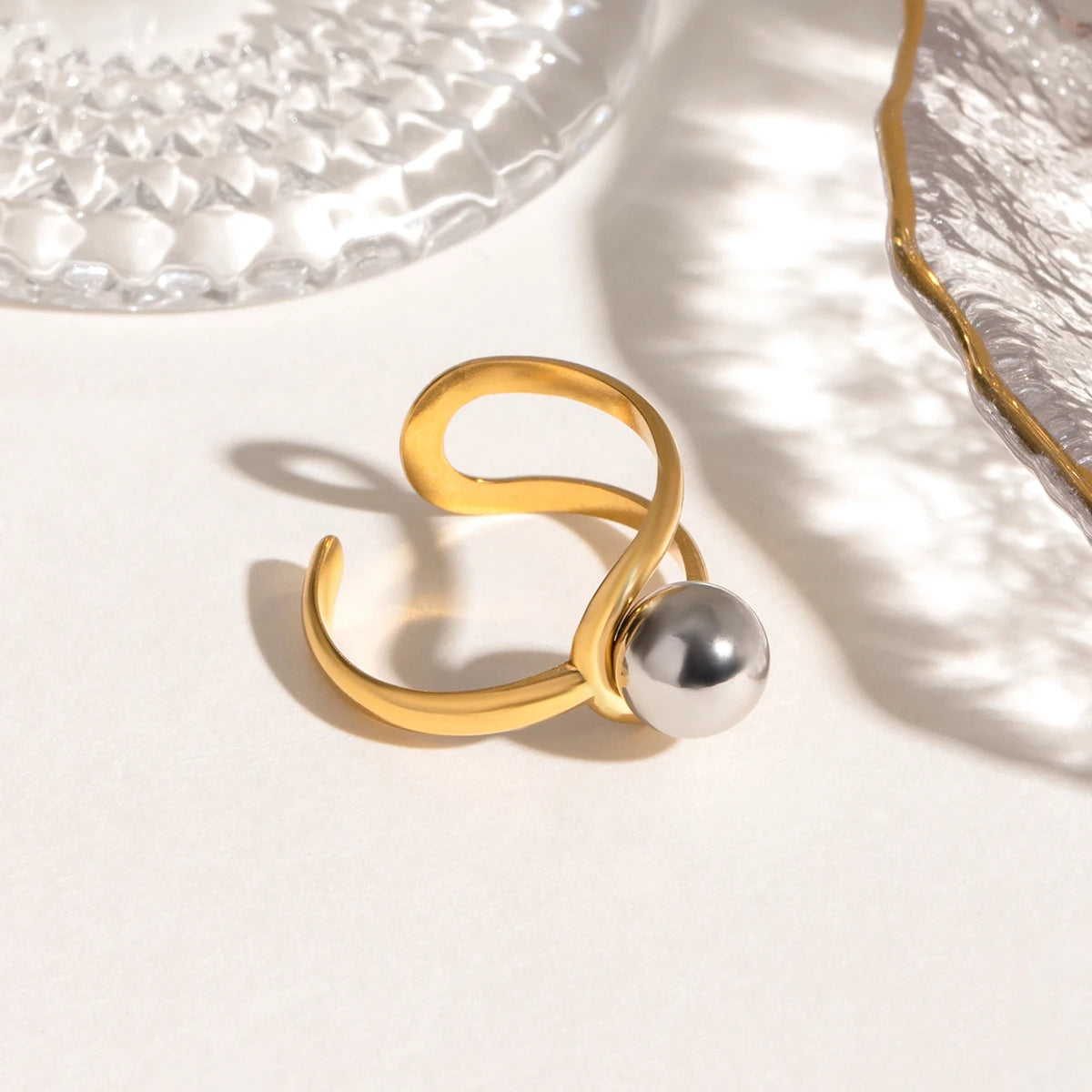 Anel Minimalista Banhado a Ouro 18K com Detalhe em Esfera Prateada