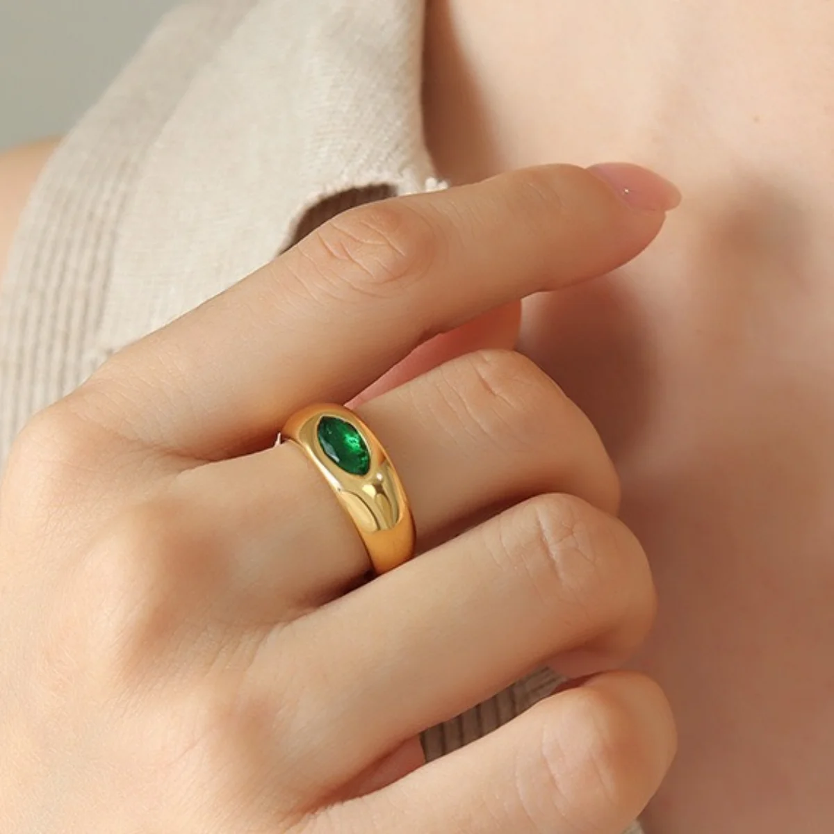 Anel Vintage Banhado a Ouro 18K com Pedras Coloridas – Design Retrô em Aço Inoxidável