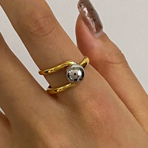 Anel Minimalista Banhado a Ouro 18K com Detalhe em Esfera Prateada