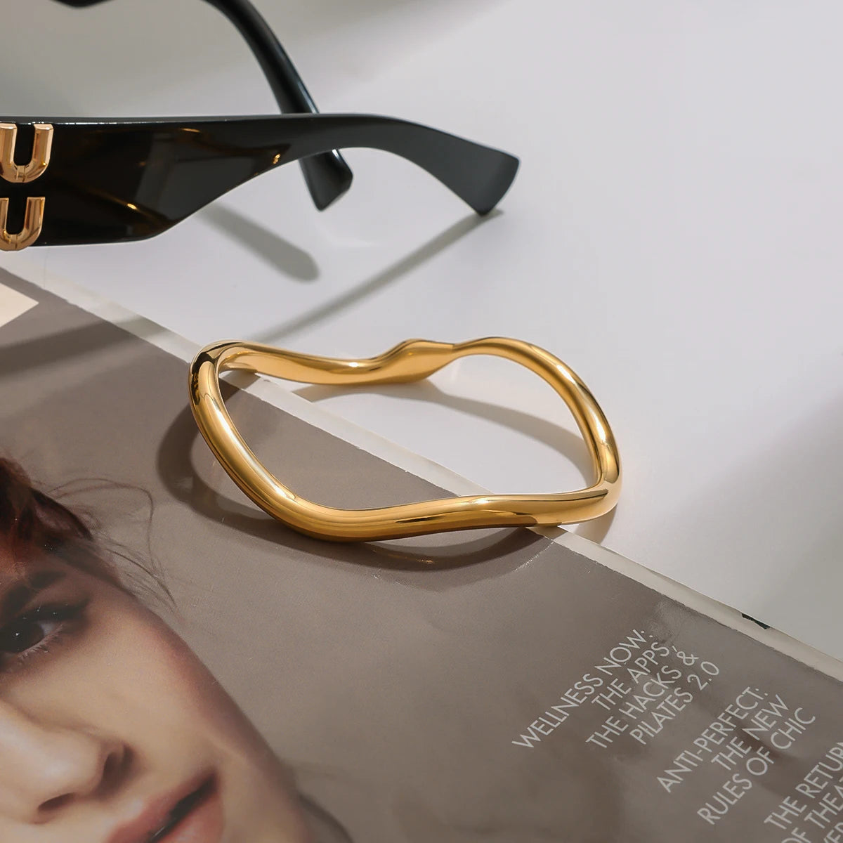 Pulseira Minimalista Espírito Cobra com Zircônia Branca Uworld – Aço Inoxidável Banhado a Ouro 18K